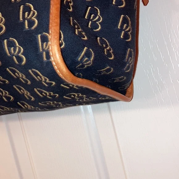 DOONEY & BOURKE BLACK & TAN SHOULDER BAG. VERY CLEAN! ALMOST LIKE NEW - Picture 6 of 15